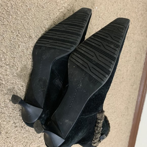 Elegant Black Suede Ankle Boots with Fur Trim - Picture 11 of 15